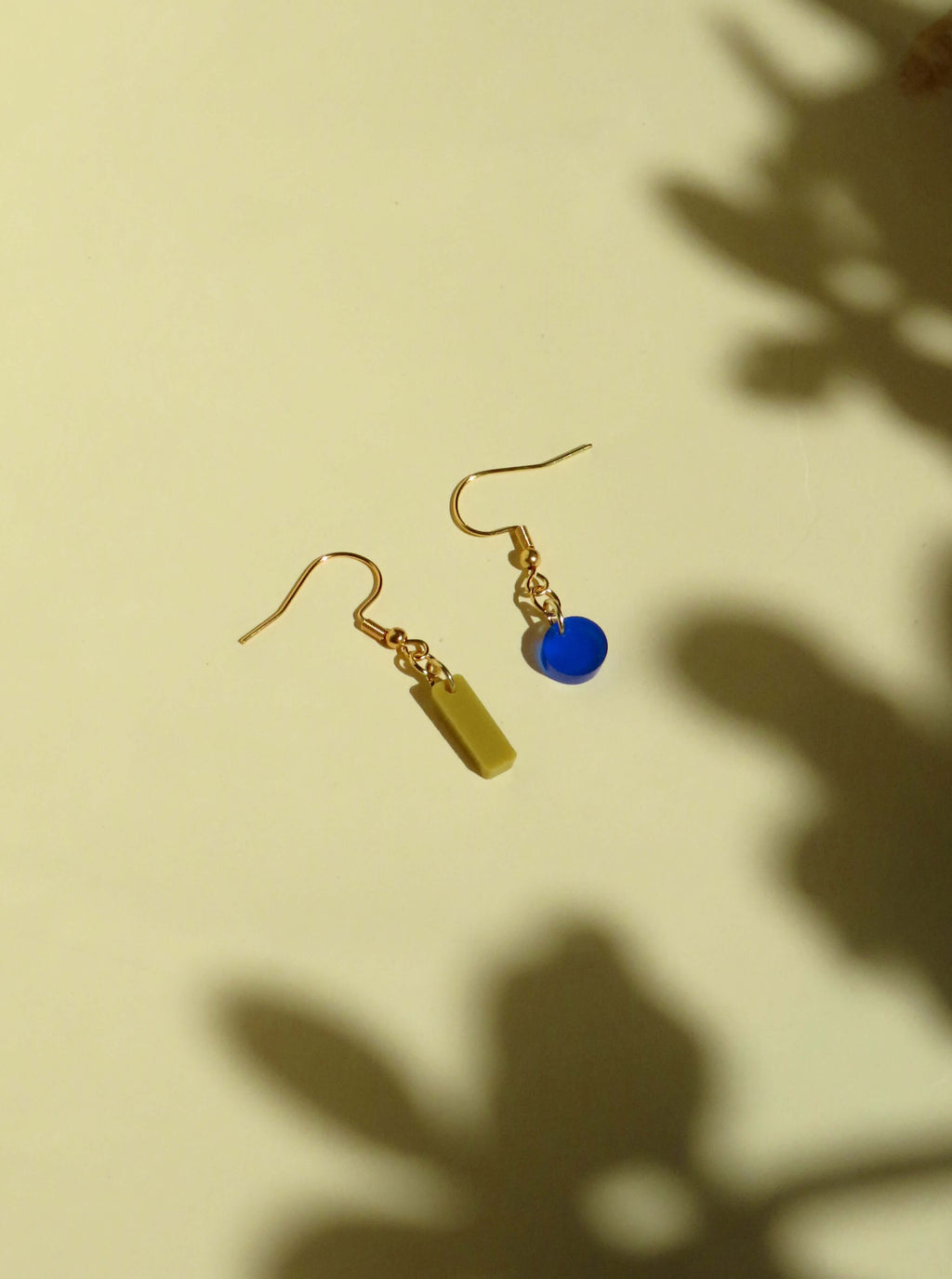 Dots und Stick Hänger Ohrringe in blau und avocado