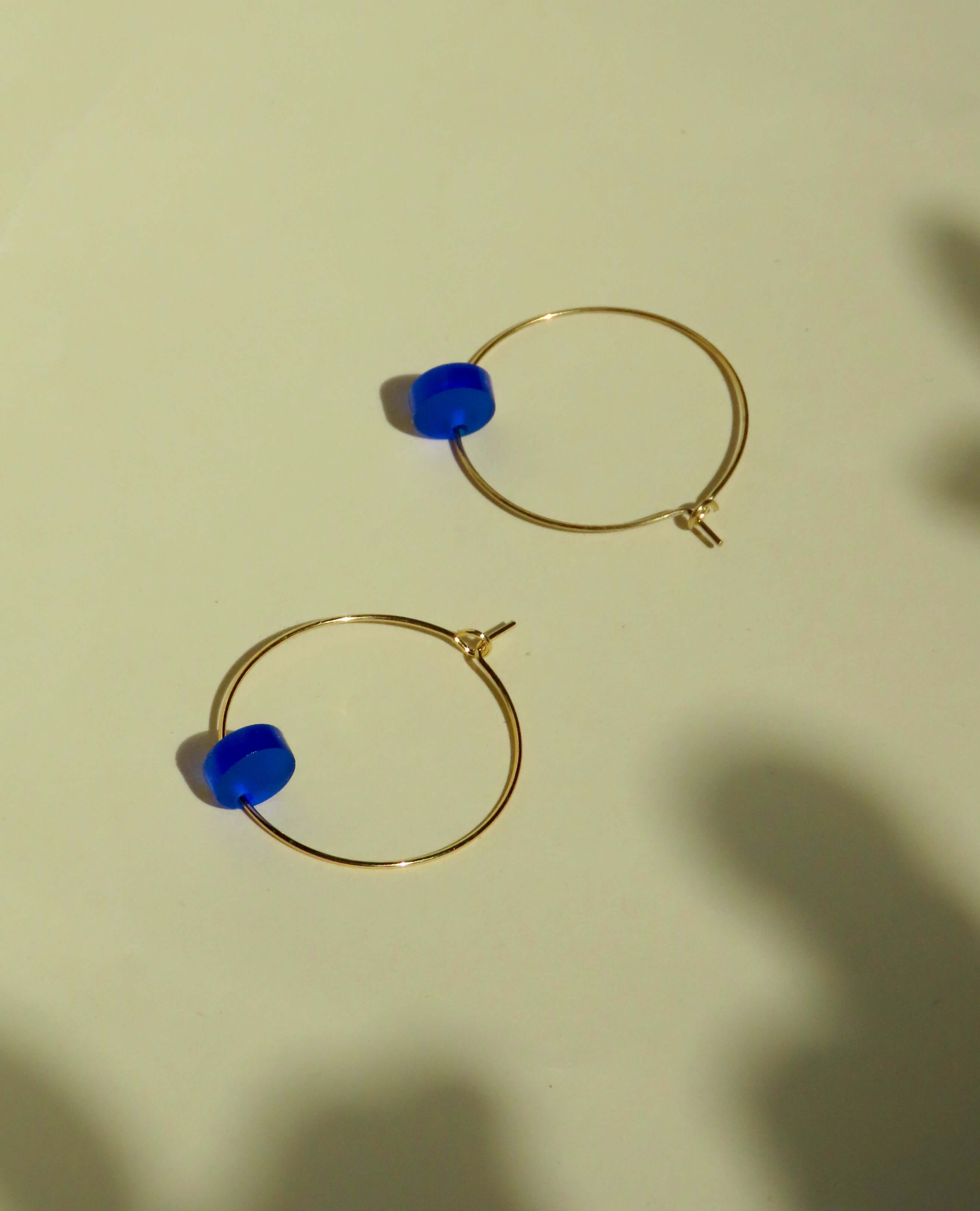 Königsblau Dots Hoops aus Edelstahl